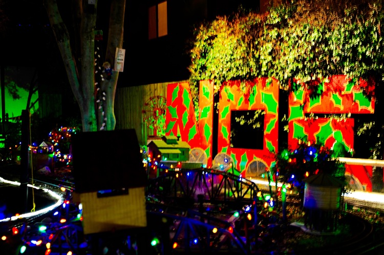 点击大图看下一张:圣地亚哥民居火树银花迎圣诞