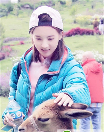 点击大图看下一张:中长发女生怎么打理好看