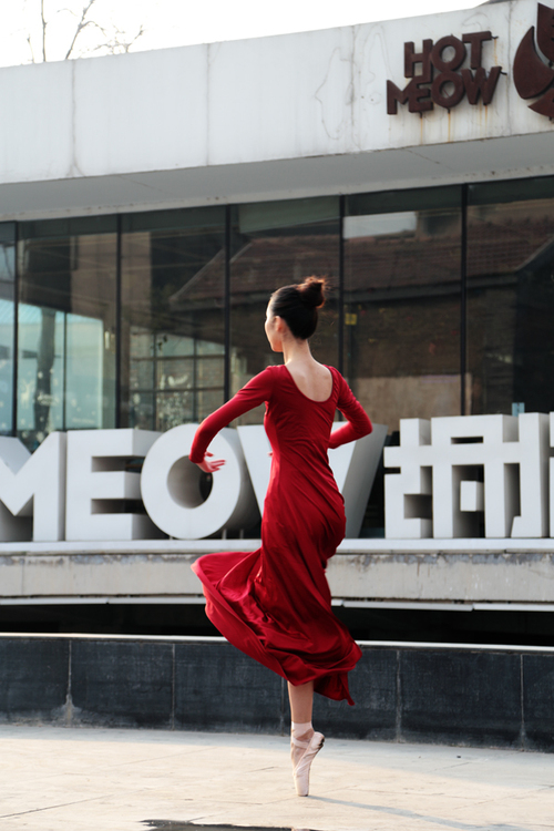 点击大图看下一张：青春似火