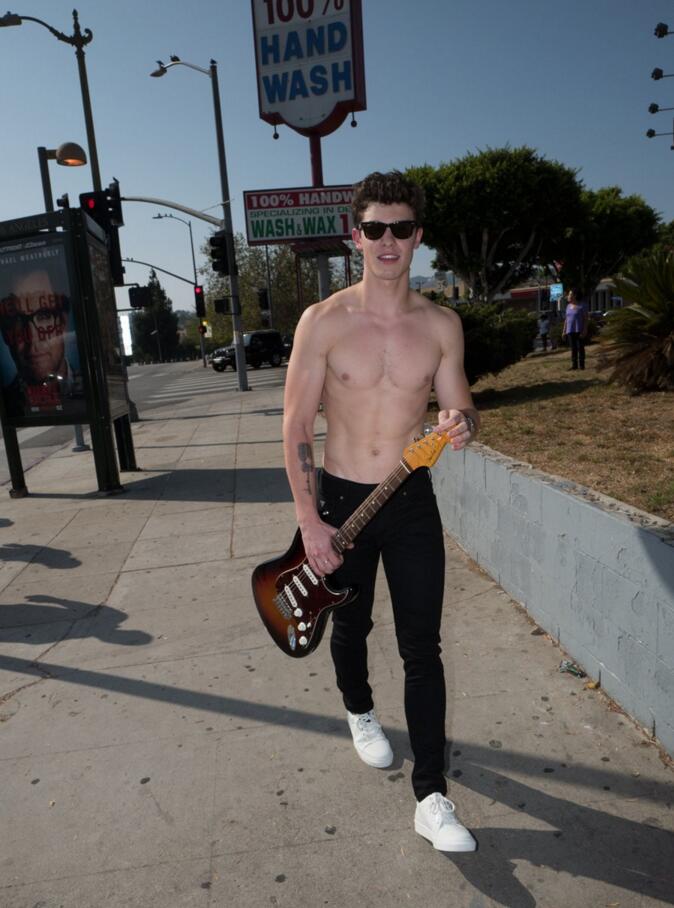 点击大图看下一张：18岁肖恩蒙德兹写真