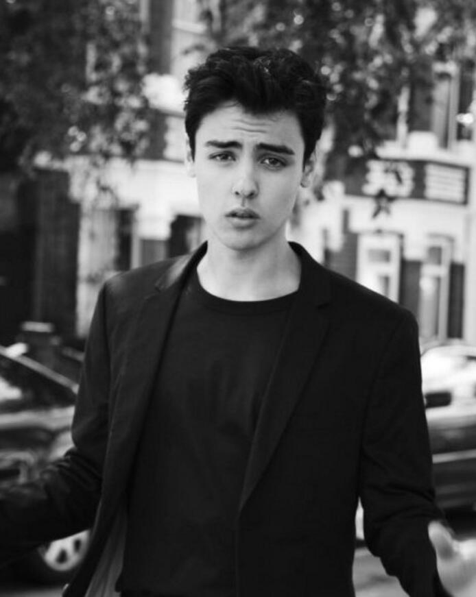 点击大图看下一张：阿沙巴特菲尔德图片