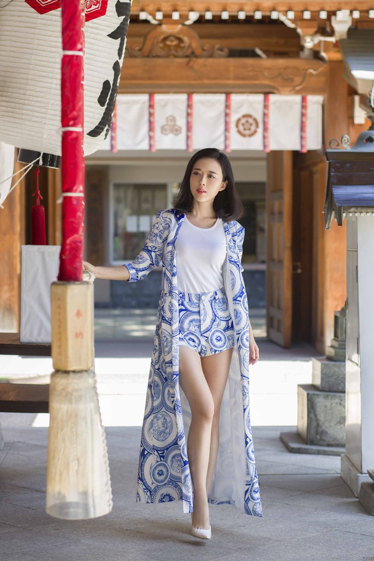 点击大图看下一张：颜丹晨曝圣诞清新写真 大长腿性感撩人