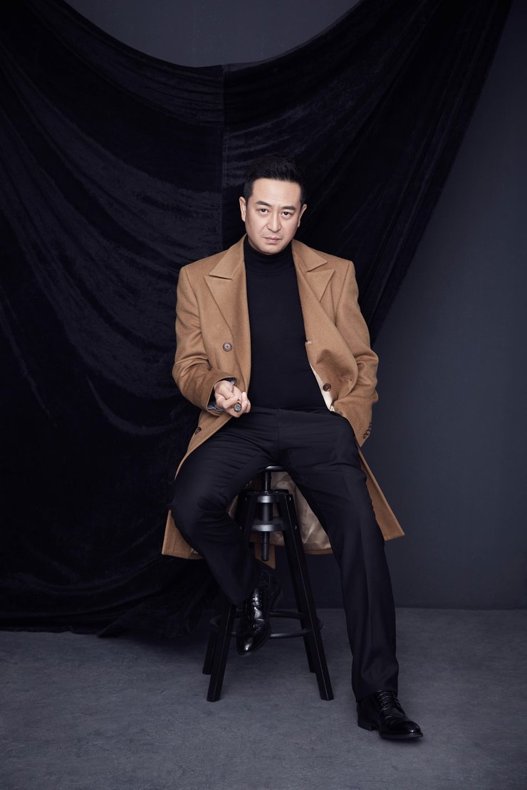 点击大图看下一张：张嘉译曝写真 老干部变绅士有款有型