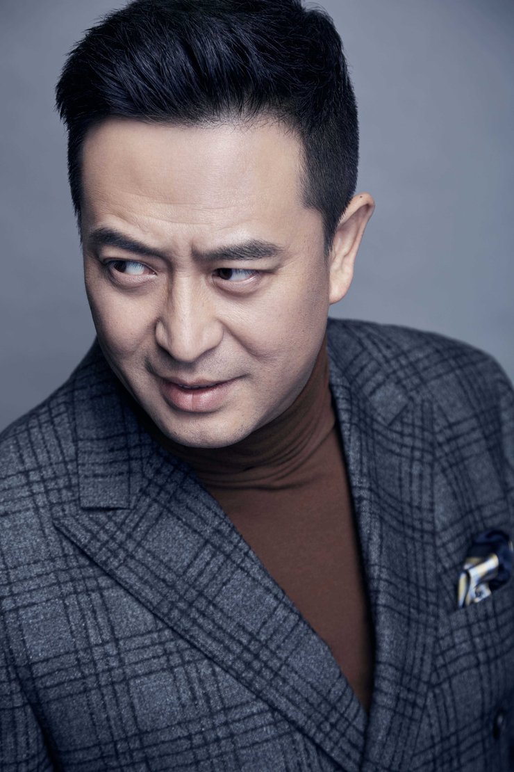 点击大图看下一张：张嘉译曝写真 老干部变绅士有款有型