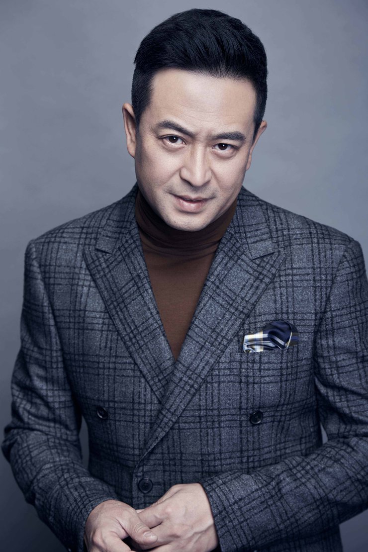 点击大图看下一张：张嘉译曝写真 老干部变绅士有款有型