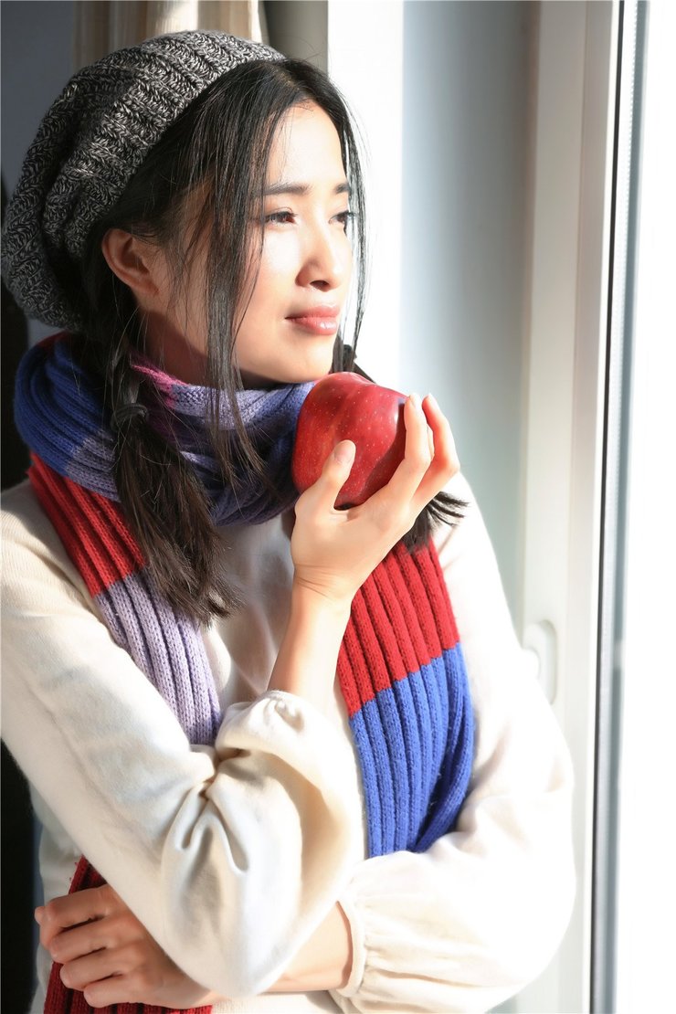 点击大图看下一张：龚蓓苾冬日温暖写真曝光