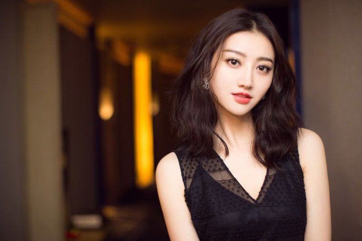 点击大图看下一张：景甜穿典雅礼服裙美丽现身