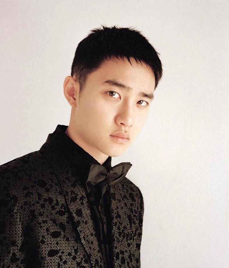 点击大图看下一张：EXO最新杂志封面