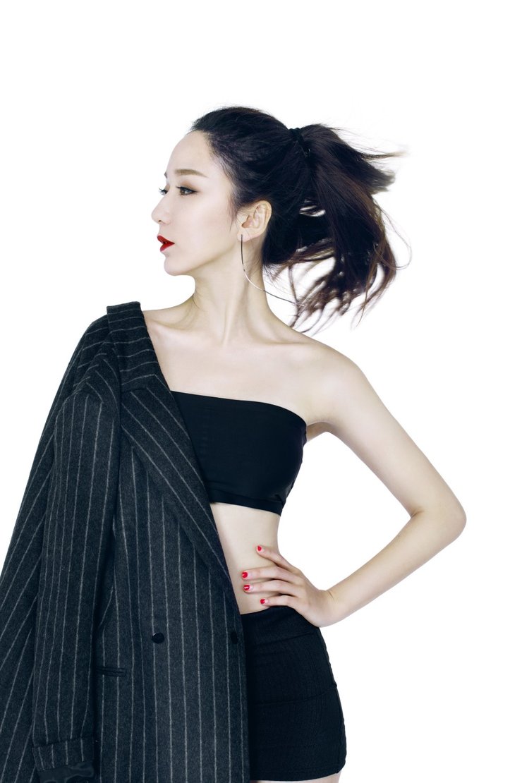 点击大图看下一张：娄艺潇生日写真曝光 红唇美腿吸睛