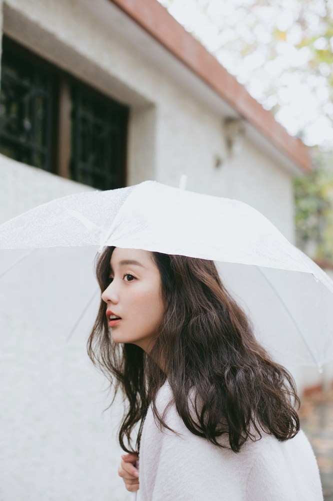 点击大图看下一张：吕一街拍雨中漫步