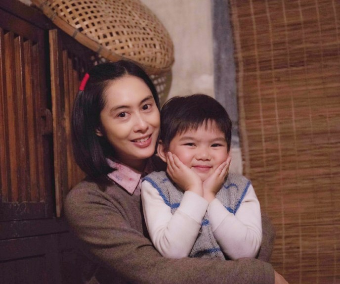 点击大图看下一张：美人依旧 朱茵穿粗布麻衣仍似少女