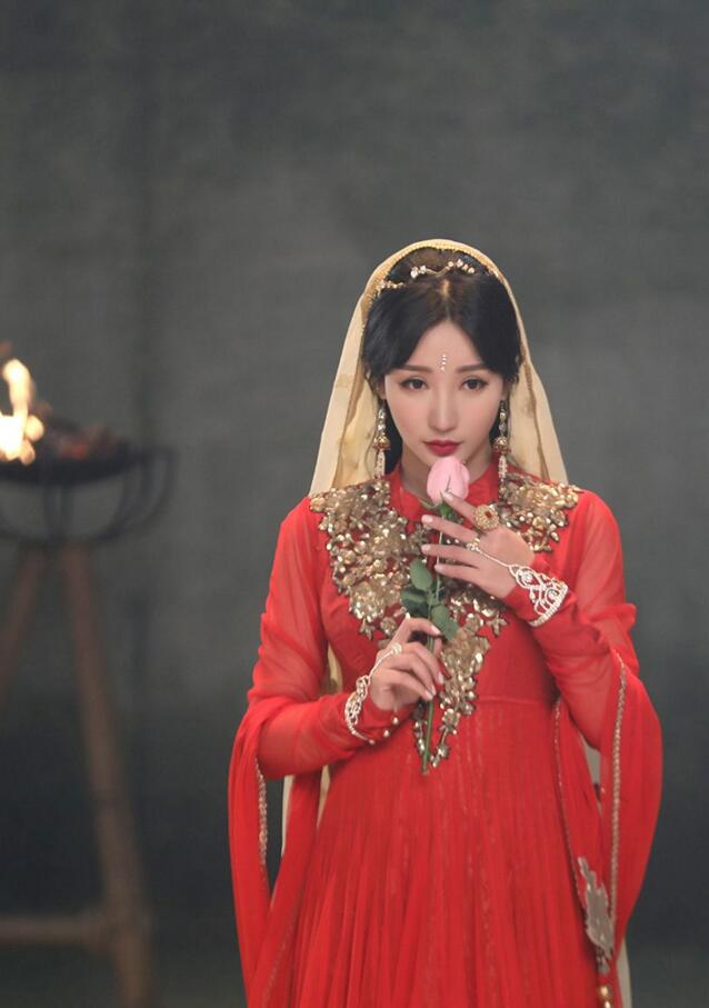 点击大图看下一张:柳岩珠光宝气化身天竺少女 舞姿撩人