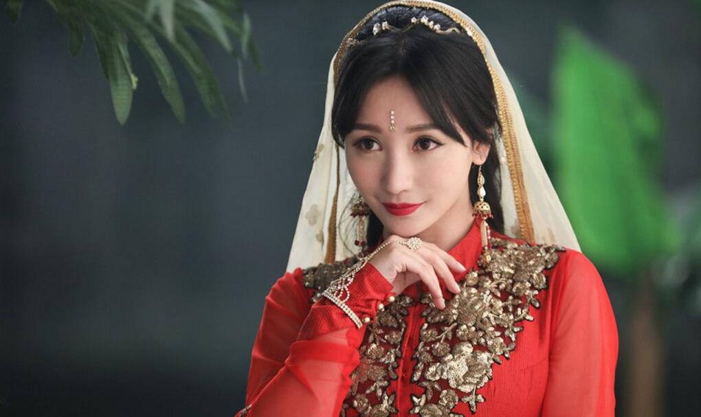 点击大图看下一张：柳岩珠光宝气化身天竺少女 舞姿撩人