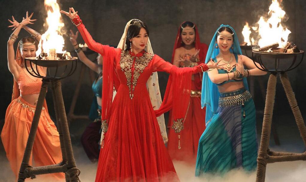 点击大图看下一张:柳岩珠光宝气化身天竺少女 舞姿撩人