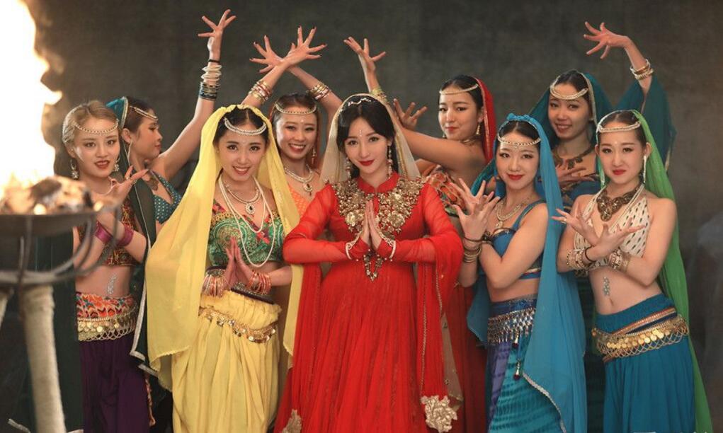 点击大图看下一张:柳岩珠光宝气化身天竺少女 舞姿撩人