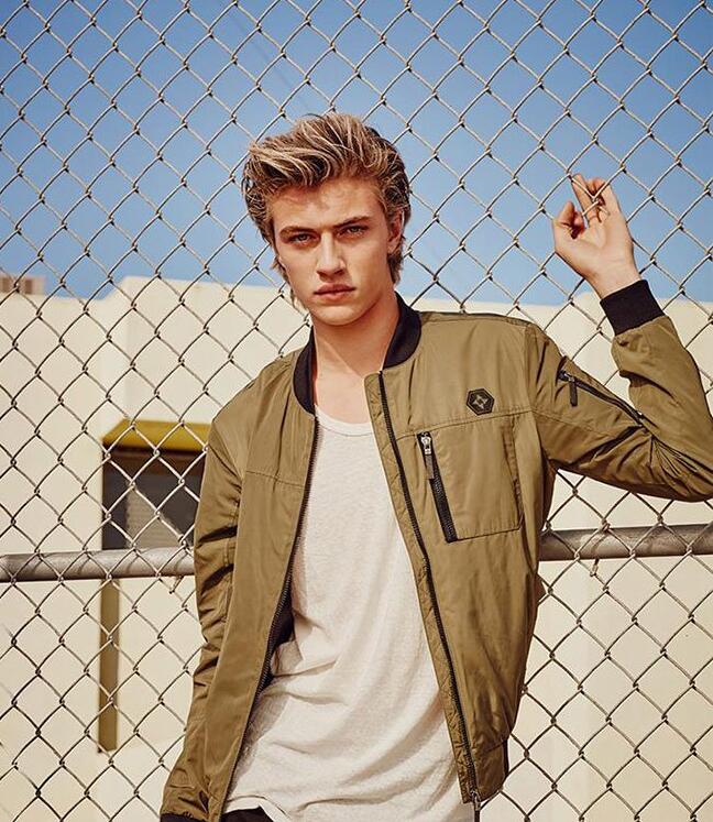 点击大图看下一张：模特Lucky Blue Smith