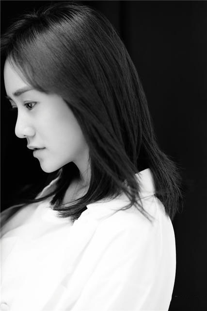 点击大图看下一张：刘芸文艺写真 尽显优雅