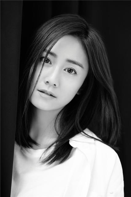点击大图看下一张：刘芸文艺写真 尽显优雅