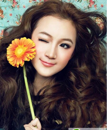 点击大图看下一张:唯美中长烫发发型 气质修颜长烫发