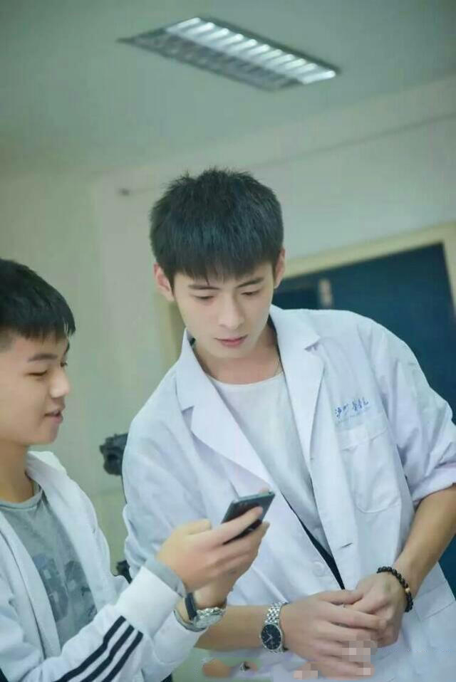 点击大图看下一张：帅气解剖老师走红