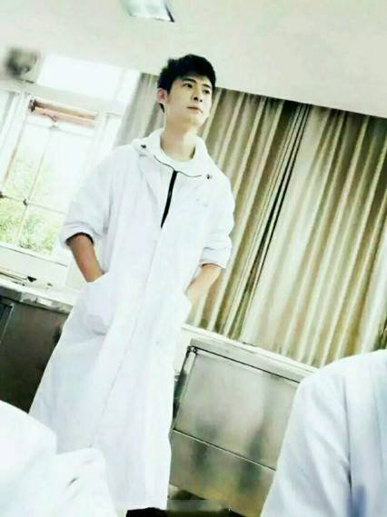 点击大图看下一张：帅气解剖老师走红