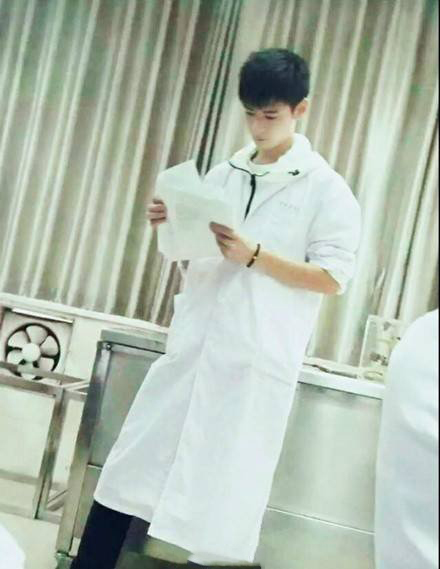 点击大图看下一张:帅气解剖老师走红