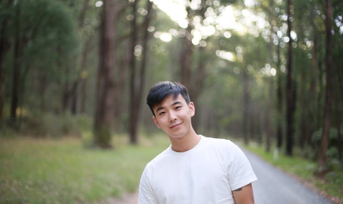 点击大图看下一张：阳光帅气意境唯美帅哥图片