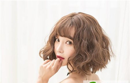 点击大图看下一张：人气波波头染发 青木亚麻灰vs苦亚麻