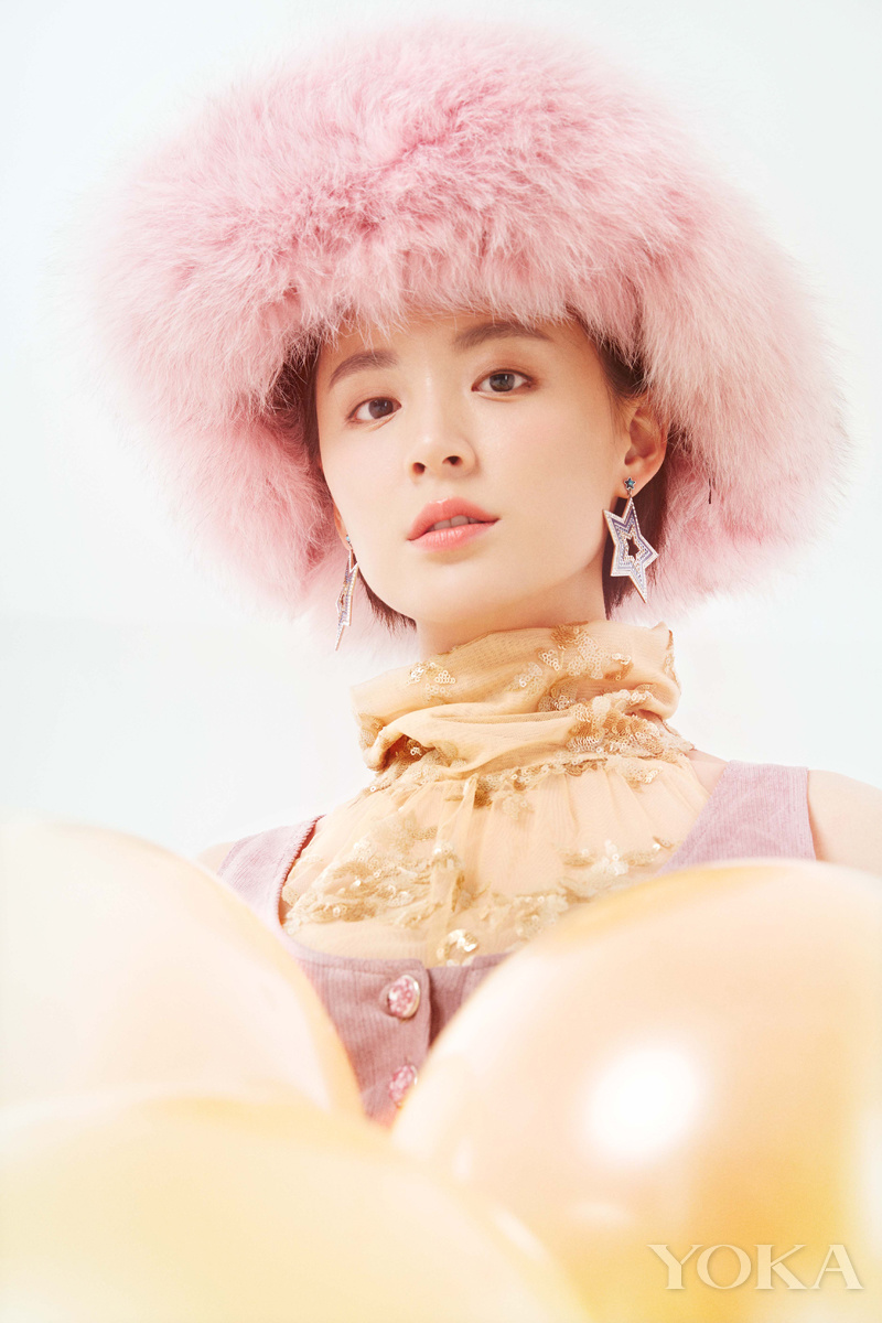 点击大图看下一张：毛林林曝最新秋装大片 混搭演绎复古少女风