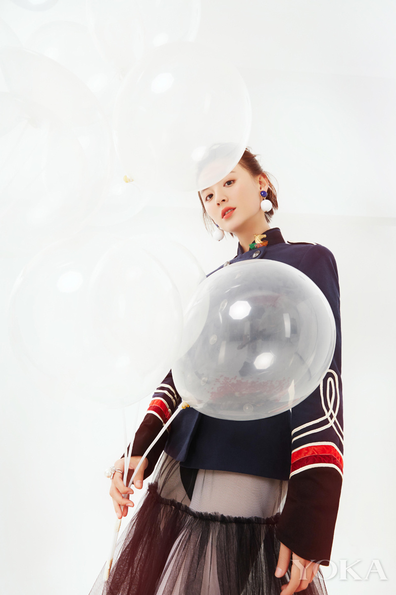 点击大图看下一张：毛林林曝最新秋装大片 混搭演绎复古少女风