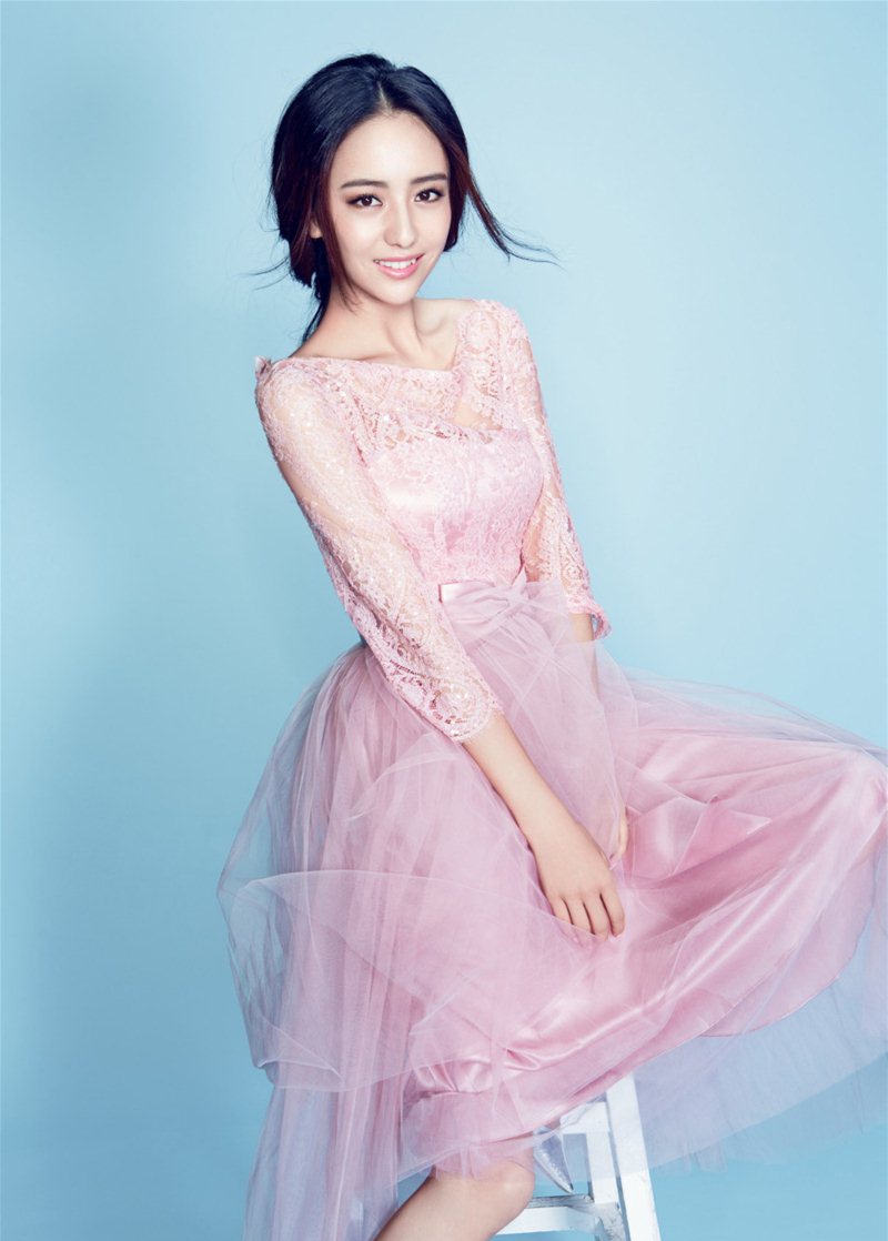 点击大图看下一张：佟丽娅少女系写真曝光 粉红纱裙仙气十足