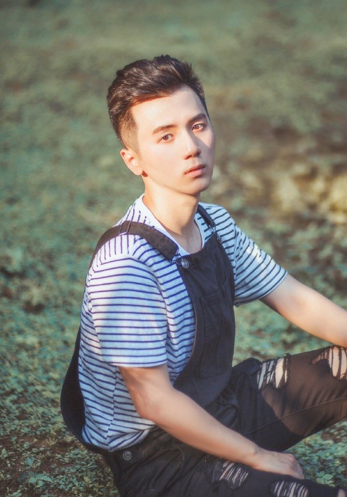 点击大图看下一张:高清小清新帅哥图片