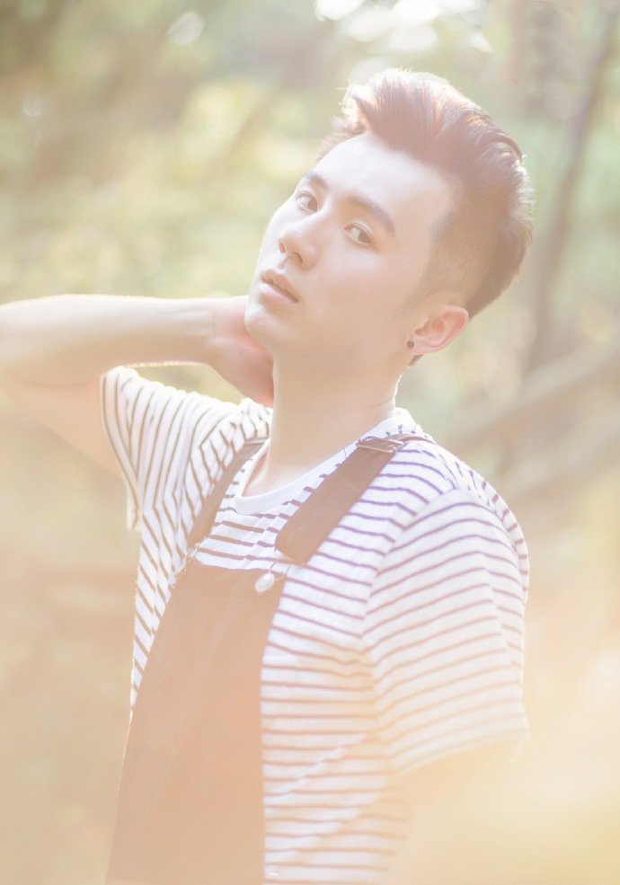 点击大图看下一张：高清小清新帅哥图片