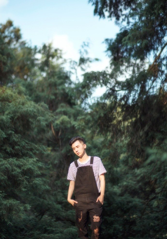 点击大图看下一张：高清小清新帅哥图片