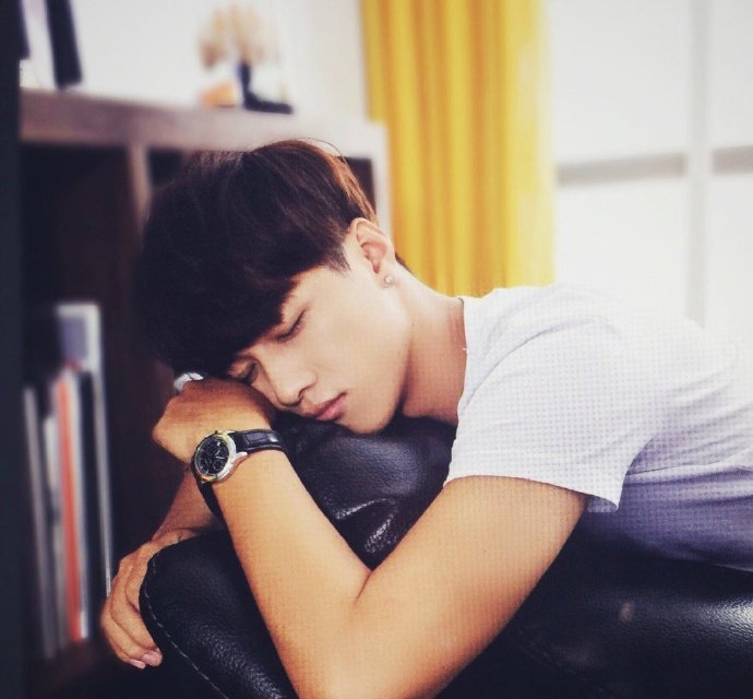 点击大图看下一张：微博上的帅哥照片