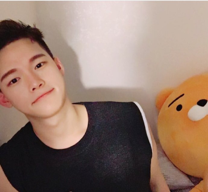 点击大图看下一张：小白脸帅哥