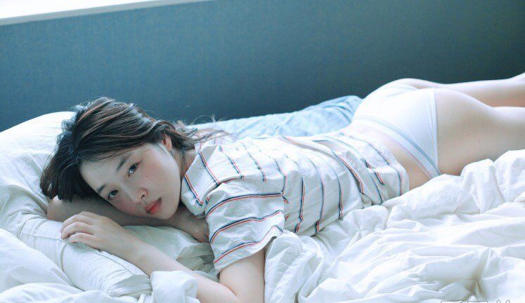 点击大图看下一张：崔雪莉深夜晒性感照 姿势诱惑大放深夜福利