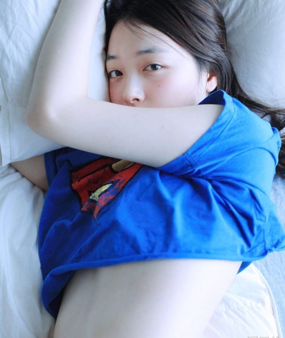 点击大图看下一张：崔雪莉深夜晒性感照 姿势诱惑大放深夜福利