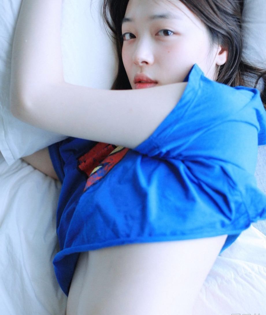 点击大图看下一张：崔雪莉深夜晒性感照 姿势诱惑大放深夜福利