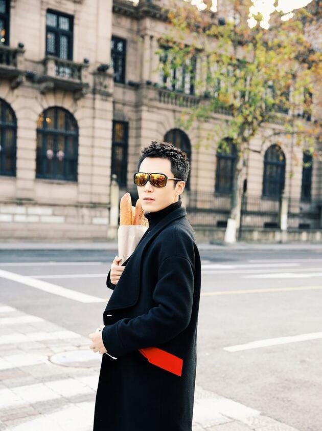 点击大图看下一张：茅子俊街拍写真