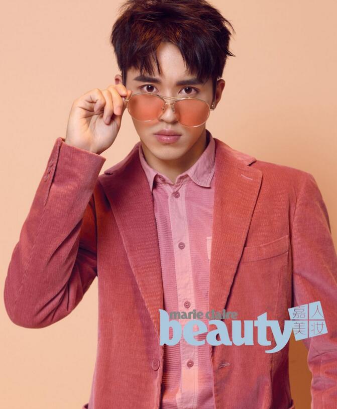 点击大图看下一张：许魏洲嘉人美妆封面