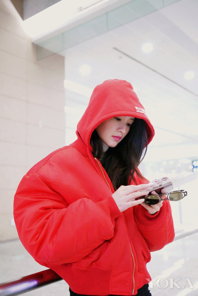 点击大图看下一张：李沁一身潮装现身机场 简单休闲气质夺人