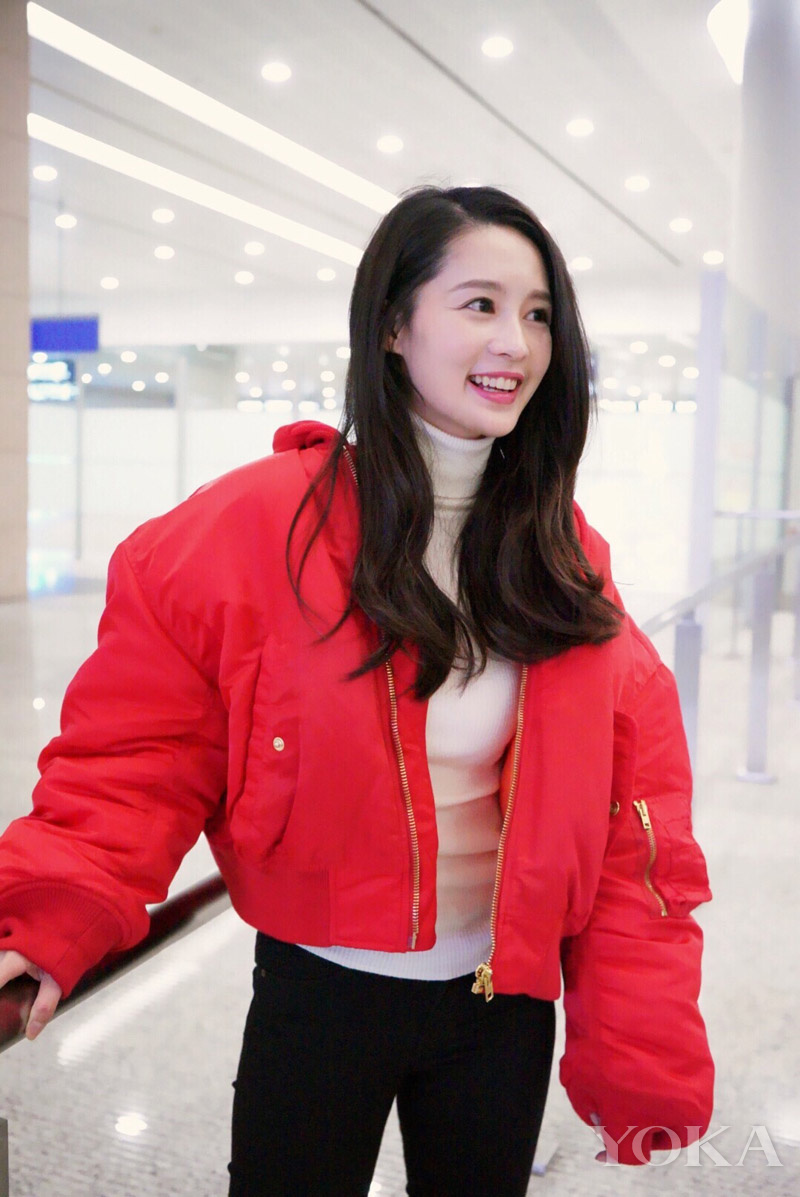 点击大图看下一张：李沁一身潮装现身机场 简单休闲气质夺人