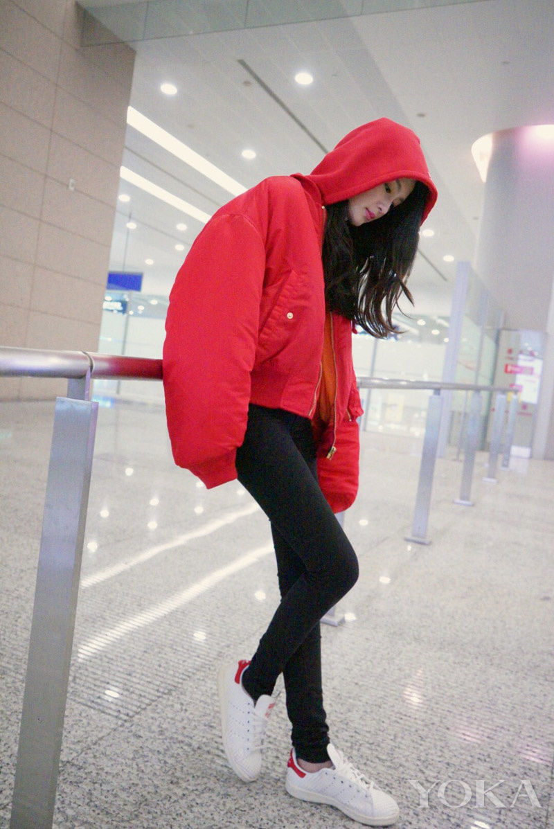 点击大图看下一张：李沁一身潮装现身机场 简单休闲气质夺人