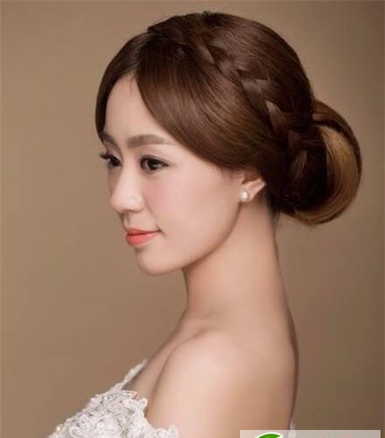 点击大图看下一张：2017韩式新娘盘发 气质绝美新娘发型