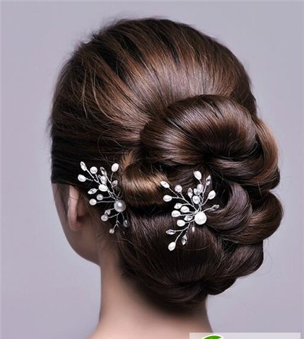 点击大图看下一张：2017韩式新娘盘发 气质绝美新娘发型