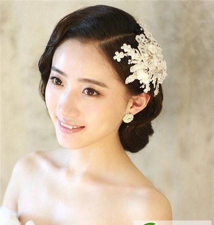 点击大图看下一张：2017韩式新娘盘发 气质绝美新娘发型