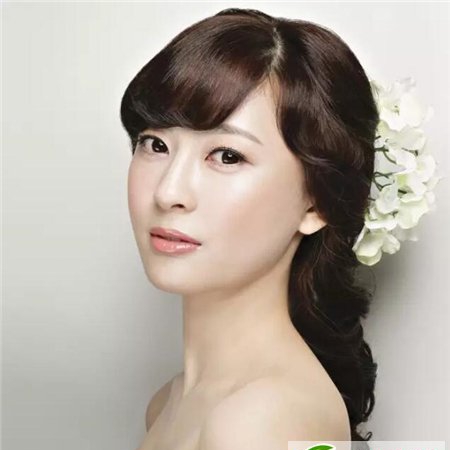点击大图看下一张：最新韩式新娘发型 简约浪漫女人味