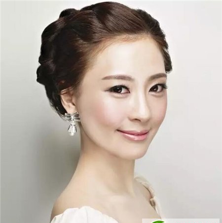 点击大图看下一张：最新韩式新娘发型 简约浪漫女人味