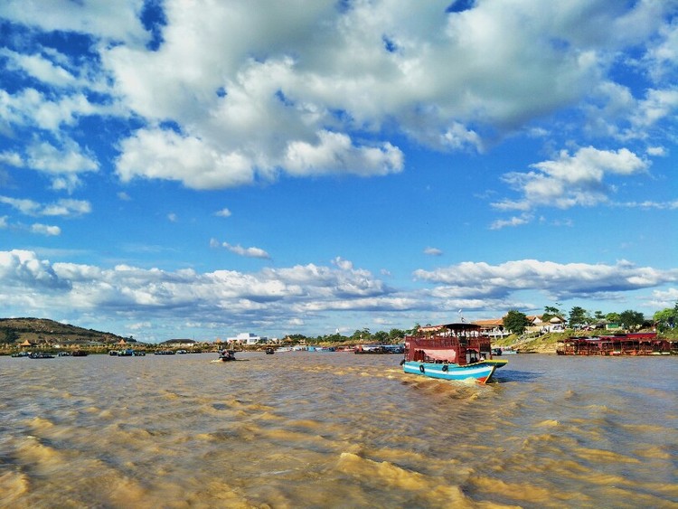 点击大图看下一张：洞里萨湖的傍晚